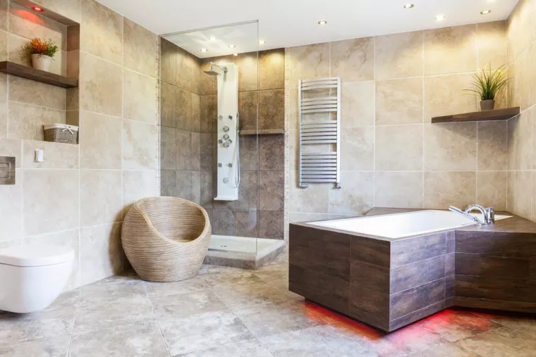 Installation par un plombier d'un sèche-serviette dans une salle de bain et de plusieurs radiateurs dans une ancienne villa en rénovation, Noisy-le-Grand, PVB Plomberie